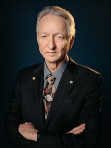 From Perceptrons to Transformers: Geoffrey Hinton and the Triumph of Connectionism